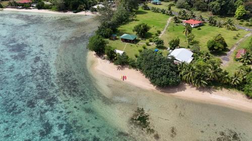 HaapitiにあるFare Heimery - Private Beachの海に浮かぶ島の航空写真