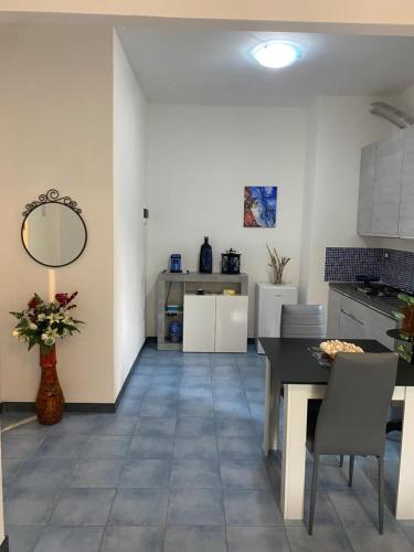 a kitchen and living room with a table and chairs at Villa Caribe affittacamere in Monterosso al Mare