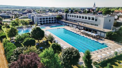 Bazen u ili blizu objekta Hotel Vivat