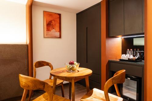 Kuchyň nebo kuchyňský kout v ubytování Omar Hotel
