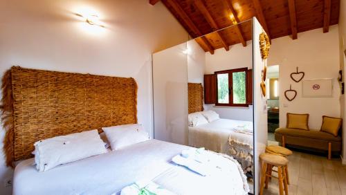 ein Schlafzimmer mit zwei Betten und einem Stuhl in der Unterkunft Casa Gil, Quinta Carmo - Alcobaça/ Nazaré in Alcobaça