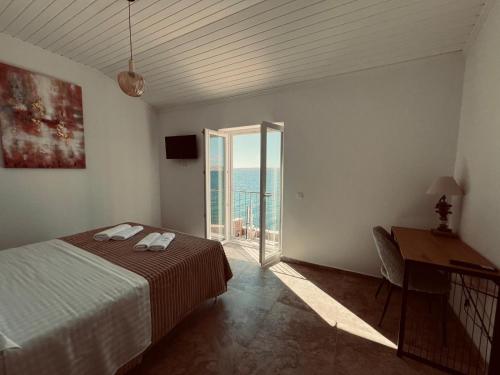 En eller flere senge i et værelse på Villa Alessandro on the beach