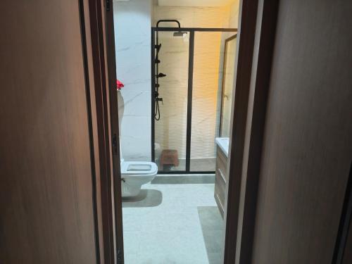 Ένα μπάνιο στο Rent apartment in a secure residence