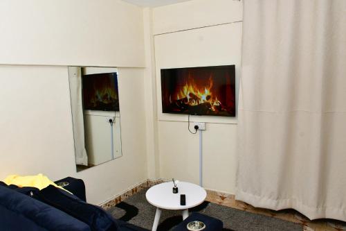 ein Wohnzimmer mit Couch und Kamin in der Unterkunft Studio bnb by Tsparks in Gatunga