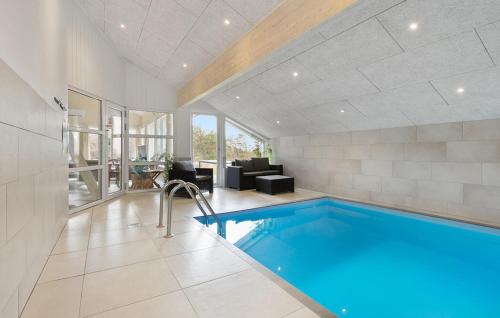 Swimmingpoolen hos eller tæt på Cozy Home In Løgstør With Sauna