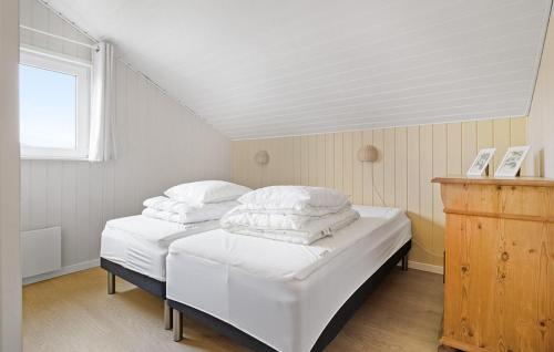 Habitación pequeña con 2 camas individuales y ventana en Cozy Home In Løgstør With Sauna, en Trend