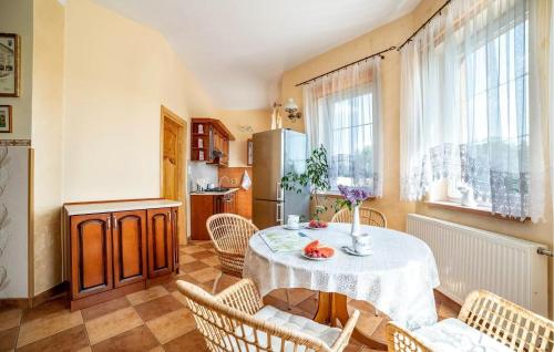 eine Küche mit Tisch und Stühlen in einem Zimmer in der Unterkunft 1 Bedroom Lovely Apartment In Golubie in Pierszczewo
