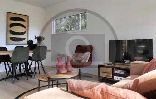 Una sala de estar con un sofá, una mesa y un televisor. en Stunning Home In Vinkeveen With Sauna, en Vinkeveen