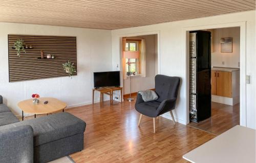 FaldsledにあるBeautiful Home In Millinge With Wifiのソファと椅子のあるリビングルーム