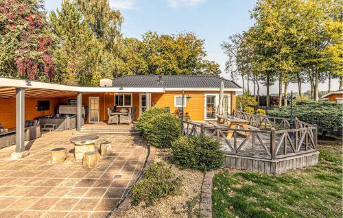 een achtertuin van een huis met een patio bij 3 Bedroom Stunning Home In Erm in Erm