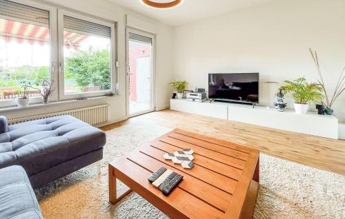un salon avec un canapé et une table basse dans l'établissement Stunning Home In Friedrichskoog With Wifi, à Friedrichskoog-Spitz