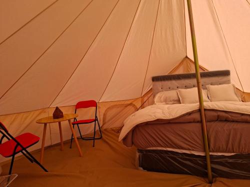 Desert Romance Retreatにあるベッド
