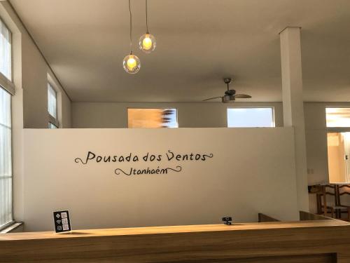 イタニャエンにあるPousada dos Ventos Itanhaémの壁にあるプエブロ ドス ベルデス レストランの看板