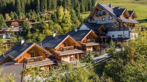 ホーホフューゲンにあるKaiser-Franz-Josef Hüttenの丸太屋敷の空中景