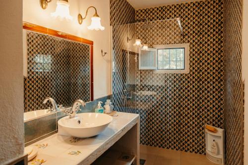 a bathroom with a sink and a toilet and a shower at Casa campo privada con piscina a 15 min playas Dehesa de las Yeguas in Cádiz