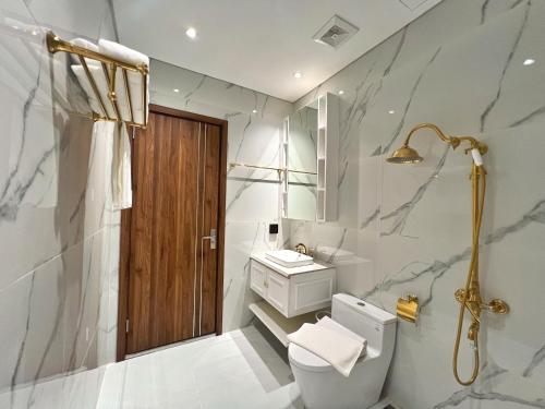 Koupelna v ubytování Bách Thảo Ngân Hotel Resort