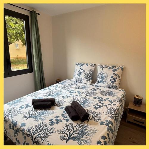 Ti Caz Lagon I T2 I piscine Front de mer Hermitage في Saint-Paul: غرفة نوم بسرير من اللون الازرق والابيض