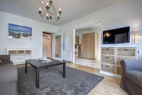 una sala de estar con un sofá y una mesa en Fewo Bruno, en Ahlbeck