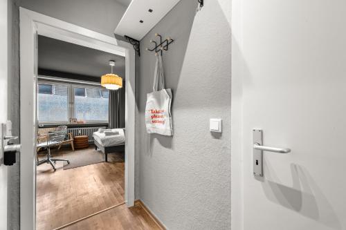 eine Tür, die in ein Zimmer mit einem Wohnzimmer führt in der Unterkunft MedienHafen Designer Studio in Düsseldorf