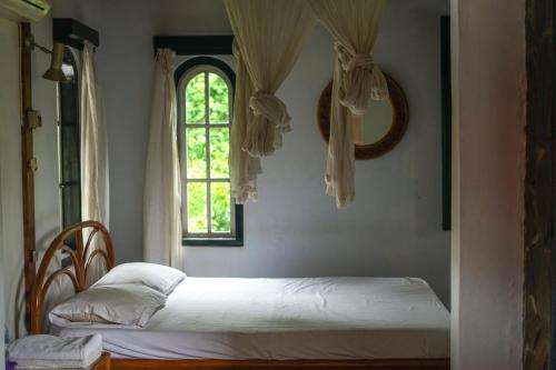 Postel nebo postele na pokoji v ubytování Adams homestay