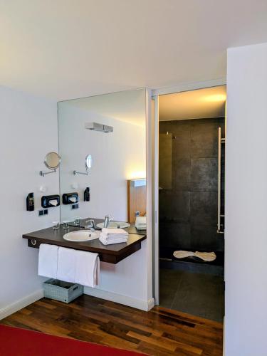 a bathroom with a sink and a shower at Nena Hotel Bremen by LESA in Bremen
