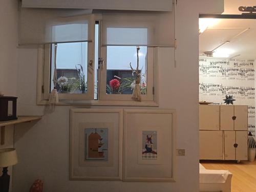 Una sala de estar con una ventana con plantas. en Habitacion en apartamento Vegueta, en Las Palmas de Gran Canaria