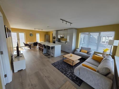 ein Wohnzimmer mit Couch und Küche in der Unterkunft The Bungalow at Cahermore in Enniscrone