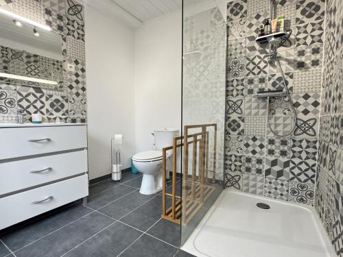 ein Badezimmer mit Toilette und Glasdusche in der Unterkunft La maison d'Audrey - maison au pied du Hahenberg - au calme - parking gratuit in Châtenois