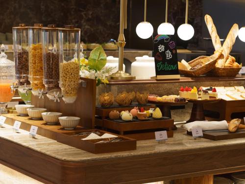 una muestra de comida en un mostrador en una tienda en Mercure Xi'an Stadium Hotel, en Xi'an