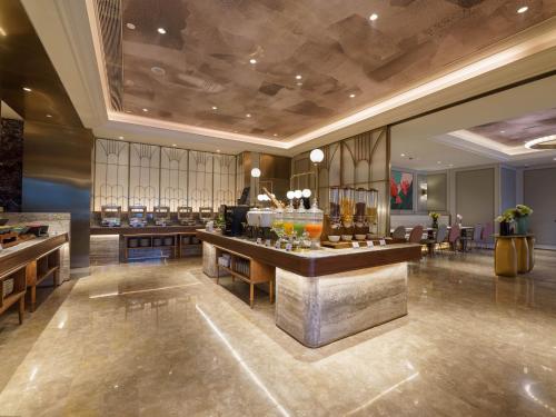 Un vestíbulo de un hotel con un bar en Mercure Xi'an Stadium Hotel, en Xi'an