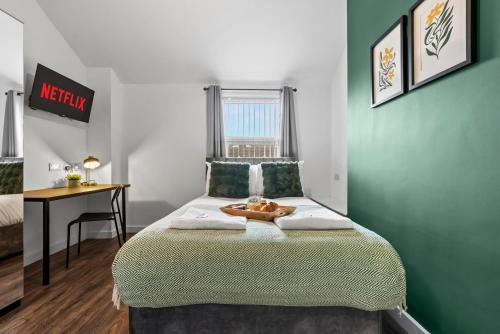 Un dormitorio con una cama con una bandeja encima. en NEW! 4BR 4BATH, Perfect for Contractors, Smart TVs, WiFi, en Coventry