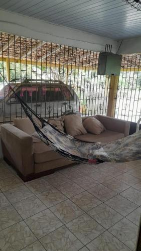 eine Hängematte auf einem Sofa in einem Zimmer in der Unterkunft Sítio fortaleza in Salvaterra