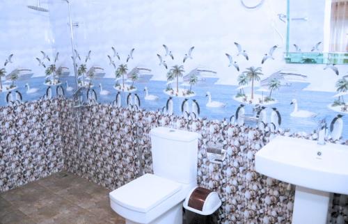 ウダワラウェにあるSunglow Safari Resortのトイレと洗面台付きのバスルーム
