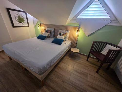 A bed or beds in a room at TROPIC Appartements PREMIUM village vacances vue mer Guadeloupe St Anne
