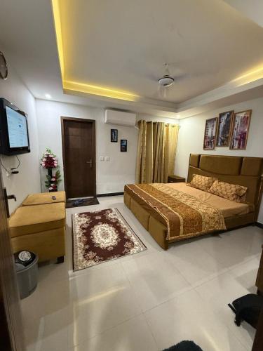 een slaapkamer met een bed en een flatscreen-tv bij One Bed Luxury Flat Apartment Bahria Town Islamabad in Rawalpindi