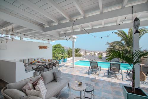 Villa Achaman - Peace, Sea Views and Heated pool
