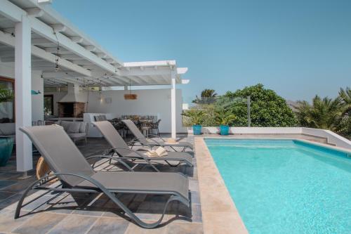Villa Achaman - Peace, Sea Views and Heated pool