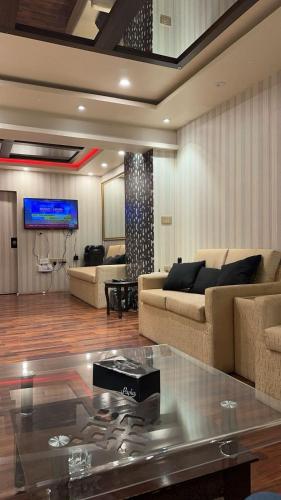 カラチにあるMeetUp Karachiのソファ2つとテレビのあるリビングルーム
