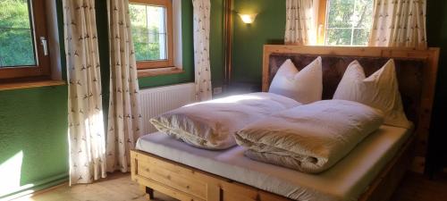 UnterahrnbachにあるWöscherhofの窓付きの部屋で、ベッド1台(枕付)