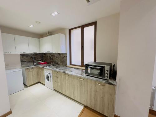 エレバンにあるTaurus apartmentsのキッチン(電子レンジ、シンク付)