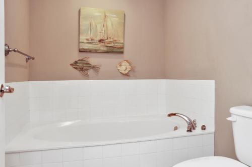 łazienka z białą wanną i umywalką w obiekcie Paradise Shores 105 by Pristine Properties Vacation Rentals w mieście Mexico Beach