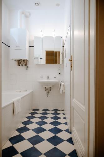 a bathroom with a black and white checkered floor at Hotel City Central in Vienna