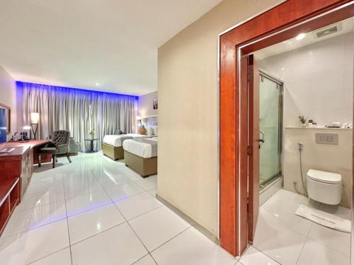 une chambre d'hôtel avec un lit et une salle de bain dans l'établissement Boulevard Owerri Hotel, à Owerri