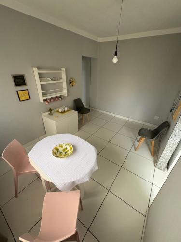 Habitación pequeña con mesa y sillas en Bertholi Beira-Mar, en Serra