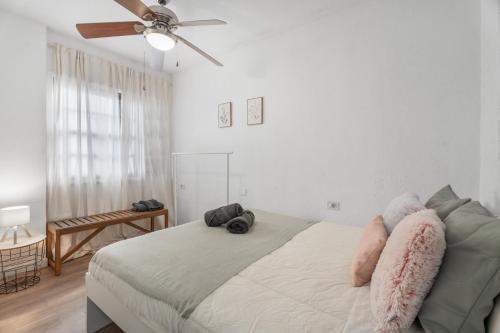 ein Schlafzimmer mit einem Bett und einem Deckenventilator in der Unterkunft Oasis del Sur in San Miguel de Abona