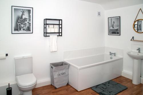 Rose Cottage, Kepwick Village with Hot Tub - Rural Location في Kepwick: حمام مع حوض استحمام ومرحاض ومغسلة