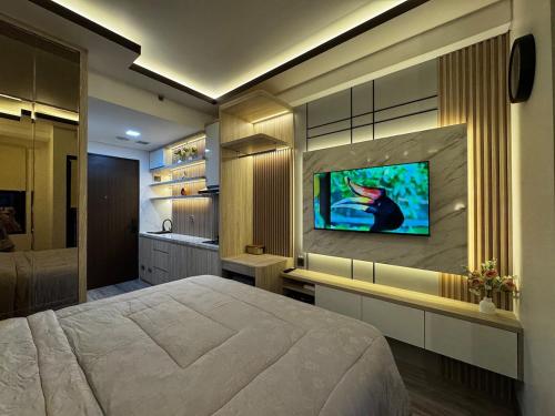 Μια τηλεόραση ή/και κέντρο ψυχαγωγίας στο Apartement Transpark Cibubur by Raya Property with Pool View & Netflix 3