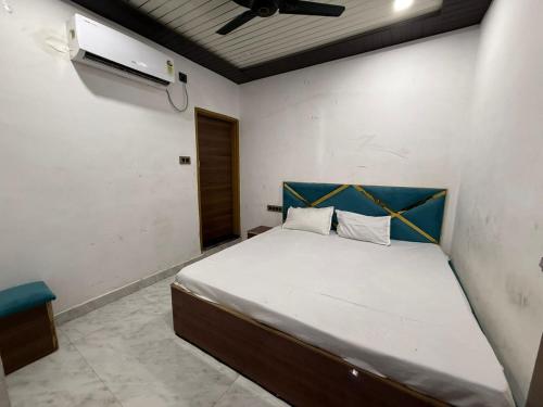 Ένα ή περισσότερα κρεβάτια σε δωμάτιο στο Shri Radha Rani Dham Near by Mathura Junction Railway Station