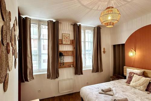 アラスにあるL'atelier Arrageois - 55m2 6 persのベッドルーム1室(ベッド1台、窓2つ、シャンデリア付)