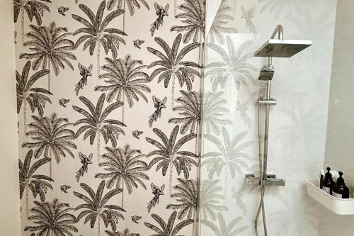 アラスにあるL'atelier Arrageois - 55m2 6 persのヤシの木の壁紙が付いたシャワー付きのバスルーム